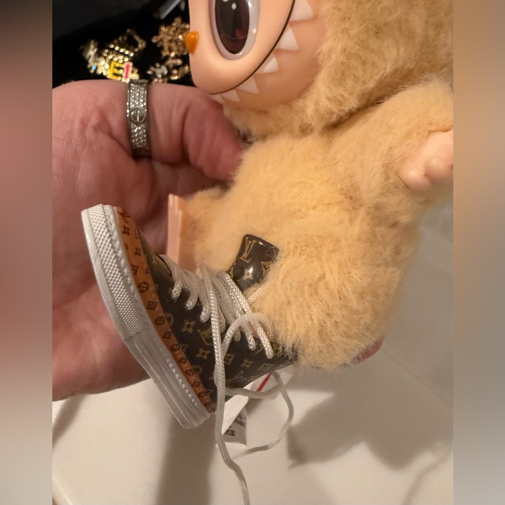 New Labubu LV High-Top Sneakers for your Labubu - Picture 8 of 8